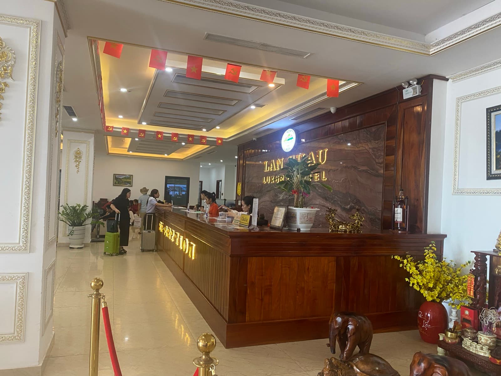 Sảnh lễ tân thực tế của Lan Chau Luxury Hotel